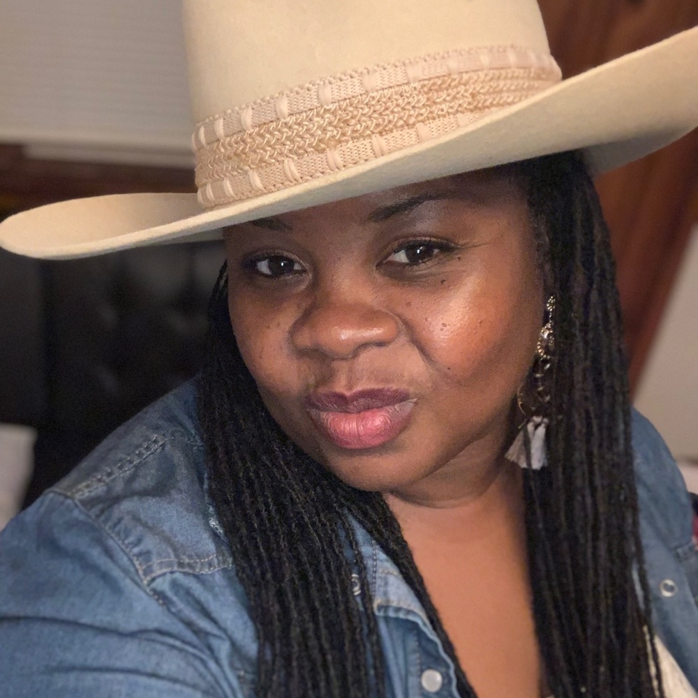 Meet your Posher, Angela